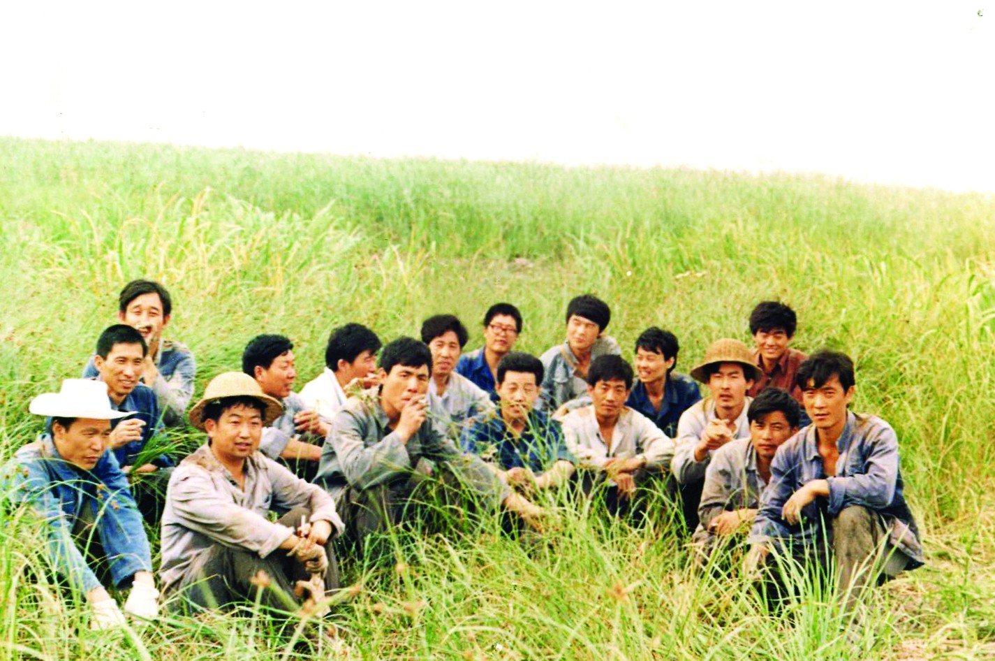 16.1983年8月，机关参加钻机搬迁人员在沼泽地小憩。.jpg