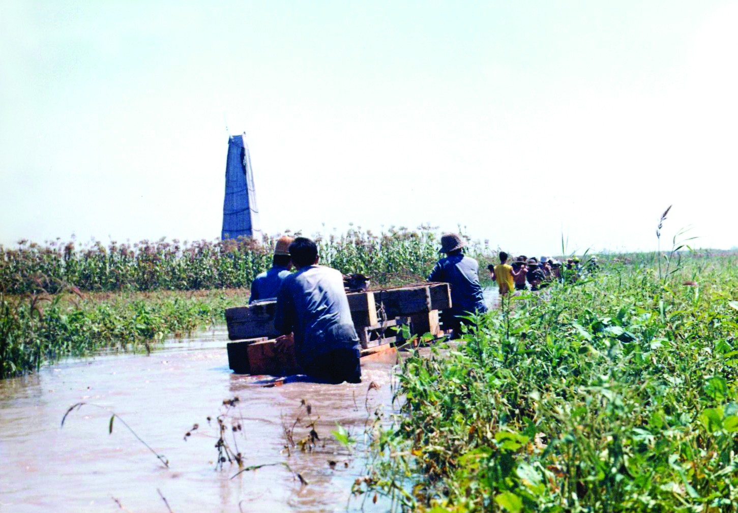 11.1990年8月25日，安装工人向钻机运送地梁木.jpg