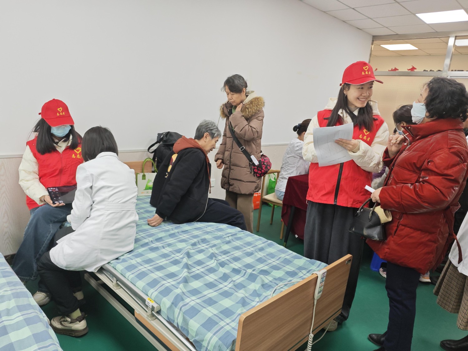 中化局吉林院党员、团员、青年走进社区，开展辅助义诊志愿活动.jpeg
