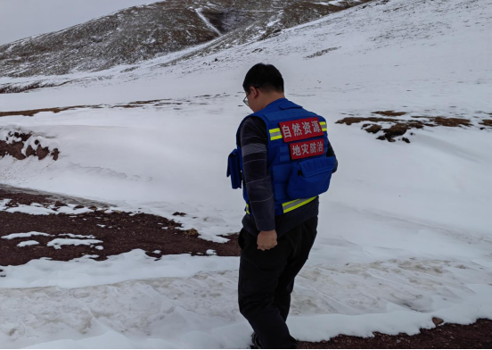 青海局青年技术骨干奔赴玉树州、海北州等高海拔地区，投身地灾隐患排查。.png